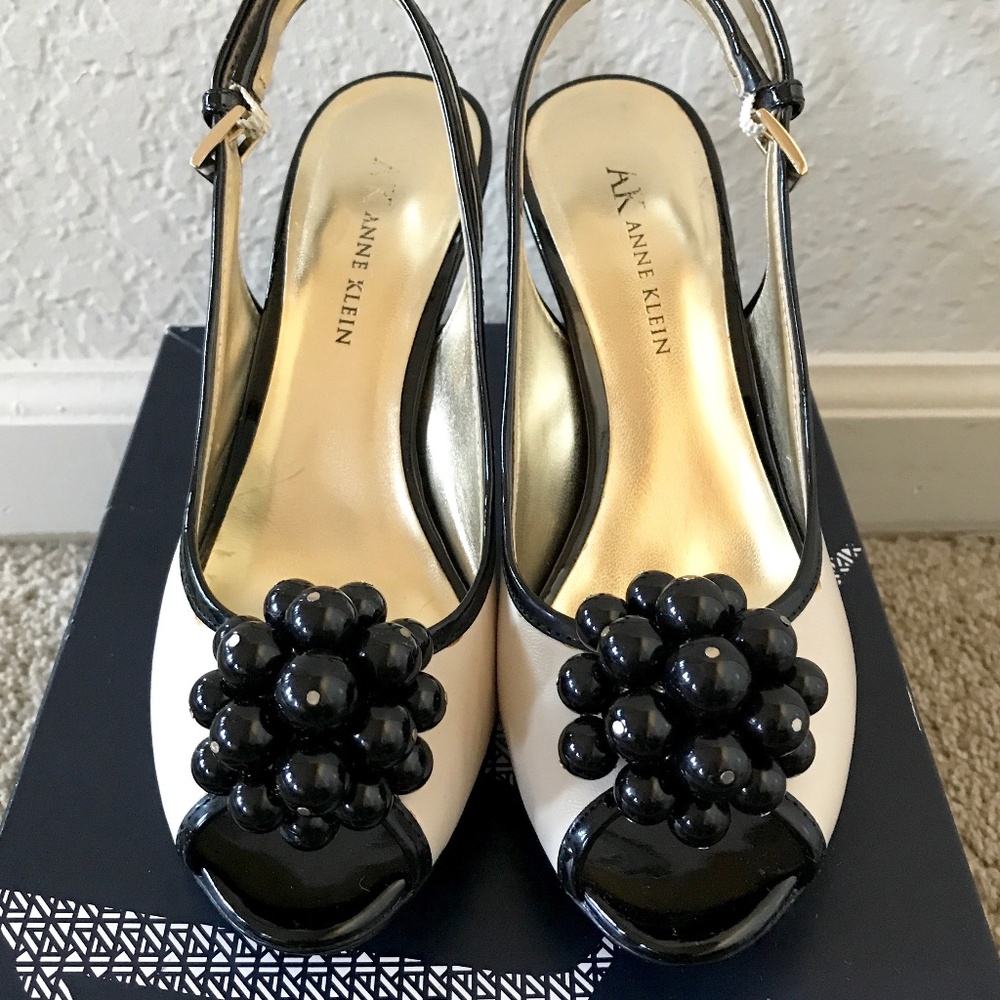 AK Anne Klein Akemani peep toe shoes size 6